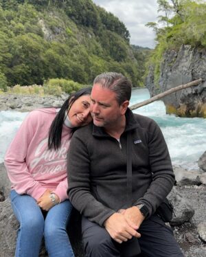 Karla Rubilar Instagram - #LaRutaDePinoyKarla
Dia 3
En nuestro recorrido llegamos con @karlaenaccion a #PuertoMontt, donde no podía faltar la clásica foto junto al Monumento a los Enamorados, ese ícono frente al mar que captura la esencia romántica de la ciudad.

Luego nos aventuramos hacia los impresionantes Saltos de Petrohué @saltosdelpetrohue a poco más de una hora de la ciudad. 
Aunque notamos que el caudal ha disminuido en comparación con años anteriores, el paisaje sigue siendo espectacular, rodeado de un entorno verde y naturaleza que te deja sin palabras. 🌿🌊

Cada lugar nos muestra un pedacito único del sur de Chile, ¡y aún queda mucho por descubrir!

#LaRutaDePino #DosEnPuertoMontt #SaltosDePetrohue