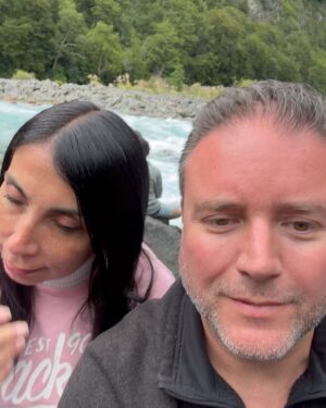 Karla Rubilar Instagram - #LaRutaDePinoyKarla
Dia 3
En nuestro recorrido llegamos con @karlaenaccion a #PuertoMontt, donde no podía faltar la clásica foto junto al Monumento a los Enamorados, ese ícono frente al mar que captura la esencia romántica de la ciudad.

Luego nos aventuramos hacia los impresionantes Saltos de Petrohué @saltosdelpetrohue a poco más de una hora de la ciudad. 
Aunque notamos que el caudal ha disminuido en comparación con años anteriores, el paisaje sigue siendo espectacular, rodeado de un entorno verde y naturaleza que te deja sin palabras. 🌿🌊

Cada lugar nos muestra un pedacito único del sur de Chile, ¡y aún queda mucho por descubrir!

#LaRutaDePino #DosEnPuertoMontt #SaltosDePetrohue