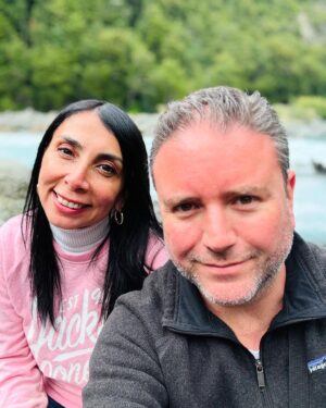 Karla Rubilar Instagram - #LaRutaDePinoyKarla
Dia 3
En nuestro recorrido llegamos con @karlaenaccion a #PuertoMontt, donde no podía faltar la clásica foto junto al Monumento a los Enamorados, ese ícono frente al mar que captura la esencia romántica de la ciudad.

Luego nos aventuramos hacia los impresionantes Saltos de Petrohué @saltosdelpetrohue a poco más de una hora de la ciudad. 
Aunque notamos que el caudal ha disminuido en comparación con años anteriores, el paisaje sigue siendo espectacular, rodeado de un entorno verde y naturaleza que te deja sin palabras. 🌿🌊

Cada lugar nos muestra un pedacito único del sur de Chile, ¡y aún queda mucho por descubrir!

#LaRutaDePino #DosEnPuertoMontt #SaltosDePetrohue