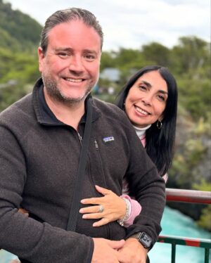 Karla Rubilar Instagram - #LaRutaDePinoyKarla
Dia 3
En nuestro recorrido llegamos con @karlaenaccion a #PuertoMontt, donde no podía faltar la clásica foto junto al Monumento a los Enamorados, ese ícono frente al mar que captura la esencia romántica de la ciudad.

Luego nos aventuramos hacia los impresionantes Saltos de Petrohué @saltosdelpetrohue a poco más de una hora de la ciudad. 
Aunque notamos que el caudal ha disminuido en comparación con años anteriores, el paisaje sigue siendo espectacular, rodeado de un entorno verde y naturaleza que te deja sin palabras. 🌿🌊

Cada lugar nos muestra un pedacito único del sur de Chile, ¡y aún queda mucho por descubrir!

#LaRutaDePino #DosEnPuertoMontt #SaltosDePetrohue