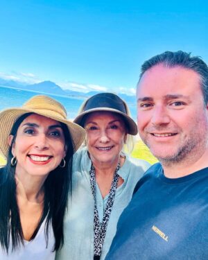 Karla Rubilar Instagram - #LaRutaDePinoYkarla #LagoRanco
Día 5
¡Hoy elegimos recordar al Pdte Piñera con alegría! Agradecemos con el alma a la familia Piñera Morel por permitirnos ser parte de la íntima misa en bahía Coique en memoria del Pdte Piñera a un año de su fallecimiento. Llena de detalles, nos llenó el corazón. A su vez fuimos testigos de la primera piedra de la Capilla Nuestra Señora de Fátima que será un lugar de encuentro para la comunidad de Futrono. Todo tan simbólico que se volvió inolvidable como él.
#LaRutadePino