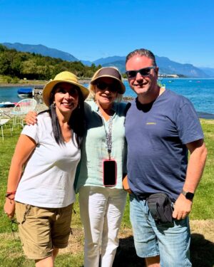 Karla Rubilar Instagram - #LaRutaDePinoYkarla #LagoRanco
Día 5
¡Hoy elegimos recordar al Pdte Piñera con alegría! Agradecemos con el alma a la familia Piñera Morel por permitirnos ser parte de la íntima misa en bahía Coique en memoria del Pdte Piñera a un año de su fallecimiento. Llena de detalles, nos llenó el corazón. A su vez fuimos testigos de la primera piedra de la Capilla Nuestra Señora de Fátima que será un lugar de encuentro para la comunidad de Futrono. Todo tan simbólico que se volvió inolvidable como él.
#LaRutadePino
