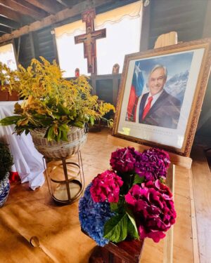 Karla Rubilar Instagram - #LaRutaDePinoYkarla #LagoRanco
Día 5
¡Hoy elegimos recordar al Pdte Piñera con alegría! Agradecemos con el alma a la familia Piñera Morel por permitirnos ser parte de la íntima misa en bahía Coique en memoria del Pdte Piñera a un año de su fallecimiento. Llena de detalles, nos llenó el corazón. A su vez fuimos testigos de la primera piedra de la Capilla Nuestra Señora de Fátima que será un lugar de encuentro para la comunidad de Futrono. Todo tan simbólico que se volvió inolvidable como él.
#LaRutadePino