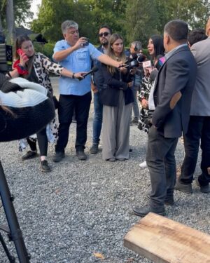 Karla Rubilar Instagram - #LaRutaDePinoYkarla #LagoRanco
Día 5
¡Hoy elegimos recordar al Pdte Piñera con alegría! Agradecemos con el alma a la familia Piñera Morel por permitirnos ser parte de la íntima misa en bahía Coique en memoria del Pdte Piñera a un año de su fallecimiento. Llena de detalles, nos llenó el corazón. A su vez fuimos testigos de la primera piedra de la Capilla Nuestra Señora de Fátima que será un lugar de encuentro para la comunidad de Futrono. Todo tan simbólico que se volvió inolvidable como él.
#LaRutadePino