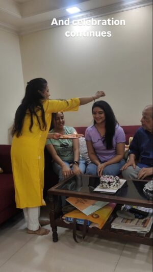 Kashmira Kulkarni Instagram - Thank you @ishakaranjekar @rekha367881 for beautiful celebrations 

#birthday #birthdaycake #birthdaycelebration #kashmirakulkarniofficial #kashmirakulkarni #kashhmiragkulkarrni #kashmira #kashmiraofficial
