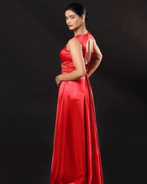 Kashmira Kulkarni Instagram - “A perfect blend of grace and fire. 🔥
 #RedGlamour #glam #glamgoddess #actress #actresses #red #redhot #redgown #kashmira #kashmirakulkarni #kashmirakulkarniofficial #celebrity #indianactress