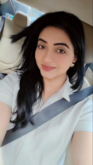 Kashmira Kulkarni Instagram - A new day, a new chapter. Ready to shine on my way to shoot and bring my best! 

 #OnTheWay #newday #kashmirakulkarniofficial #kashmirakulkarni #kashhmiragkulkarrni #kashmira #reelsinstagram #shoot