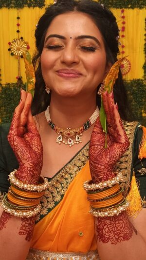 Kashmira Kulkarni Instagram - When life gives you Haldi, glow brighter than ever

Lagna Nanter Hoilch prem 
Mon - Sat 
7 PM 
@star_pravah

#HaldiCeremony #BridalGlow #ShaadiVibes #HaldiLook #WeddingSeason #BridalMoments #goldenhourphotography #ReelKaroFeelKaro #ExplorePage #ReelItFeelIt #ViralReel #ReelsInstagram #ReelTrend