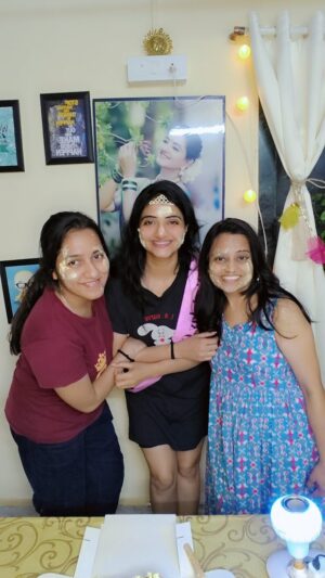 Kashmira Kulkarni Instagram - Good housemates are like family you choose, sharing not just a space, but a bond. 
Thank you for making my birthday so special 🎁
