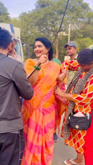 Kashmira Kulkarni Instagram - कितीही अडचणी आल्या तरी परफेक्ट सीन पूर्ण होईपर्यंत मायबाप प्रेक्षकांच्या मनोरंजनासाठी पडद्यामागे प्रत्येक जण मेहनत करत असतो....

मालिकेतील आजचा भाग नक्की पहा

काव्यांजली सखी सावली 
सोमवार ते शनिवार 
सायंकाळी 8.30 वाजता 
फक्त आपल्या कलर्स मराठी वाहिनीवर

#hardwork #stunt #accident #kashhmirakulkarrni #kaahmirakulkarniactress #kashmirakulkarniofficial #coloursmarathi #kavyaanjalisakhisaavali