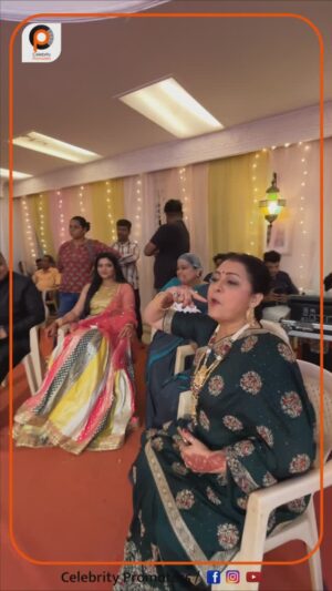 Kashmira Kulkarni Instagram - शूटिंग दरम्यान कलाकारांची सुरू असलेली धमाल ❤️😍
.
.
#TharlaTarMag #LagnanantarHoilachPrem #StarPravah
