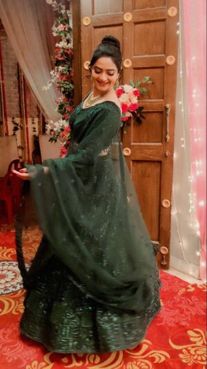 Kashmira Kulkarni Instagram - "Lights, camera and Action"

My look for mehendi ceremony 
where every step tells a story! 

🎶🎥 Stay tuned for more drama, dance, and dhamaka of lagna nanter hoilach prem!

Mon-Sat
7 pm
Only on Star Pravah 

#kashmirakulkarniofficial #starpravah #lagnananterhoyilachprem
#MarathiSerial #BehindTheScenes #SangeetNight #MarathiEntertainment #OnSetVibes #TVShowMagic #MarathiCulture #SerialLovers #DhamalDance #ReelToReal #MarathiDramas #IndianTelevision #kashmirakulkarni  #FilmingDiaries #MarathiStars