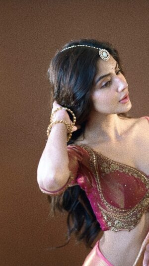 Kashmira Pardesi Instagram - This Pardesi loves her desi twist 🪕 🦢✨ do you? 👀
Hmua @makeuphairbyrahul 
Shot by @shaktismaran 
Styled by : @cosmo_bydivya 
Saree : @panghat_sarees 
Jewellery: @minerali_store