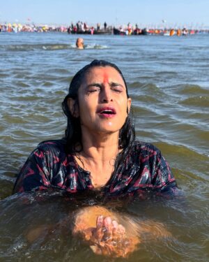 Kasthuri Shankar Instagram - Har Har Mahadev !  Jai Gange !  It is truly a life defining experience.  Blessed. 

#maghpurnima #mahakumbhmela2025