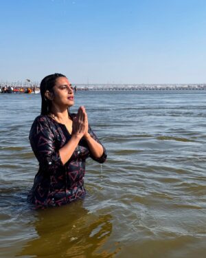 Kasthuri Shankar Instagram - Har Har Mahadev !  Jai Gange !  It is truly a life defining experience.  Blessed. 

#maghpurnima #mahakumbhmela2025