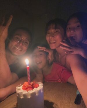 Kate Pang Instagram - 今天妹妹跟爸爸從外面回來，一開門就說：「馬麻，妳知道今天是什麼日子嗎？」

「什麼日子？我生日喔？」我說

思考了一會兒，看一下今天日期，11月24日，我媽生日是28日，那今天是什麼....?

看到在門口拿著蛋糕🎂的安迪，「啊！是結婚週年喔！」我竟然又忘記了😆😆😆

邁入第11年了，感謝孩子們非常乖巧可愛，老公貼心溫柔，還有我這麼賢良淑德，婚姻才能維持到今天。

#婚姻維持不易 #我們都好棒 #happyanniversary #11thyearanniversary