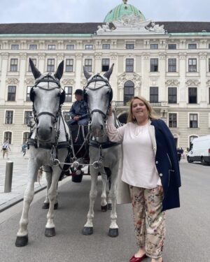 Kathy Kelly Instagram - Zwei Leidenschaften verbunden , Wien meiner musikalische Heimat , und Pferden. Was will man mehr ??#klassischemusik#geige#thekellyfamily#sockmankathykelly#kathykellyofficial