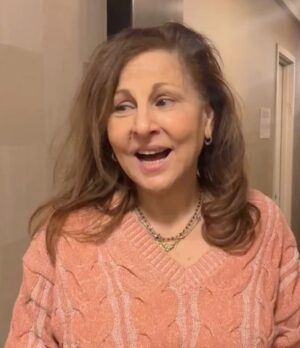 Kathy Najimy Instagram - Another “Hallway Opera Lesson” to kick off the new year! 💜