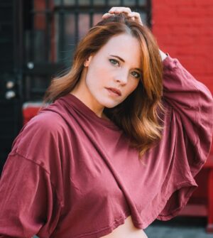 Katie Leclerc Instagram - hot winter, and that’s on period . 📸: @carlypetersoncreative