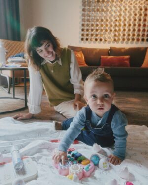 Katie Melua Instagram - Before becoming a mum, I couldn’t quite imagine how I’d manage to keep making records and still be the kind of mum I wanted to be - the kind of brilliant mum I have. But here we are, at Reeperbahn Festival a couple of years ago, making it work, day by day.

I’m so grateful to @wearemitc & @esns.nl for inviting me and Sumit Bothra of @sb3management last week to speak about parenthood in today’s music industry. 

What an honour it is to be speaking and sharing these stories.

📸 @chrisscottpham