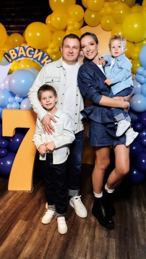 Katya Osadcha Instagram - Івасику 8 ❤️

Хлопчик наш, посміхайся завжди і будь щасливий!! 
Ми завжди поруч!