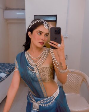 Kaushiki Rathore Instagram - I’m very fortunate that I can live many lives in one life.
Acting is not a profession or a job for me, it is my self-growth Because of this I am becoming a good person. I am able to understand people. I am able to understand their pain, life and the feelings of people. Whether it is a human or an animal,so acting is making me a good person 
And I think I am understanding life also.

STILLNESS. THAT’S ALL AND THAT’S
THE HARDEST THING.

#actorslife🎬