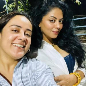 Kavita Kaushik Instagram - Barbecue evening with ghar ke dost aur jaanwar , maturity waala Celebration looks like this 
Thanks @latika.jain87 @atulsatyakoushik ji @kikusharda @gauravgera #Priya #Rudra and those who made the drive to lonavala for us 🤗🤗🤗 love u guys ❤️
Happy Anniversary meri jaan @justronnit