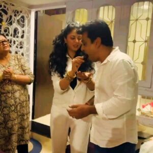 Kavita Kaushik Instagram - Barbecue evening with ghar ke dost aur jaanwar , maturity waala Celebration looks like this 
Thanks @latika.jain87 @atulsatyakoushik ji @kikusharda @gauravgera #Priya #Rudra and those who made the drive to lonavala for us 🤗🤗🤗 love u guys ❤️
Happy Anniversary meri jaan @justronnit