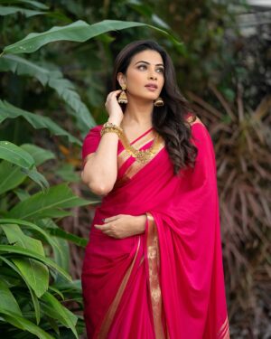 Kavya Shetty Instagram - 💕✨ 🎵

Click @_karthikjram 
Jewellery @navrathan1954 
Saree @pure_mysore_silk Blouse @maya_designer_studio_ 
Hair & MakeUp @makeoversbyroopa @makeup_by_shwethanjali 
#kavyashetty #bangalore