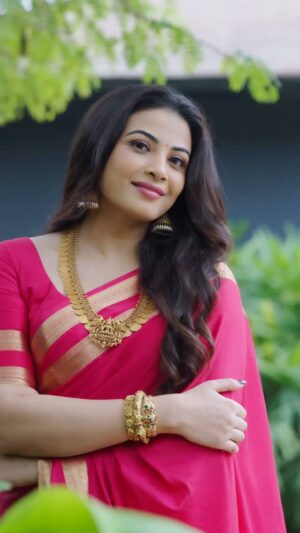 Kavya Shetty Instagram - 🌸 💗✨

Click @_karthikjram 
Jewellery @navrathan1954 
Saree @pure_mysore_silk Blouse @maya_designer_studio_ 
Hair & MakeUp @makeoversbyroopa @makeup_by_shwethanjali 
#kavyashetty #bangalore