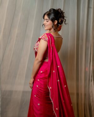 Kavya Thapar Instagram - 🌹

HMU : @sakbagasramua 
Wearing : @anupellakuruofficial
Jewellery : @petalsbyswathi
Styled by : @stylebyannapurna 
Shot by : @they_call_me_keshu