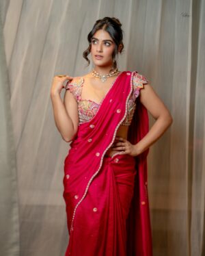Kavya Thapar Instagram - 🌹

HMU : @sakbagasramua 
Wearing : @anupellakuruofficial
Jewellery : @petalsbyswathi
Styled by : @stylebyannapurna 
Shot by : @they_call_me_keshu