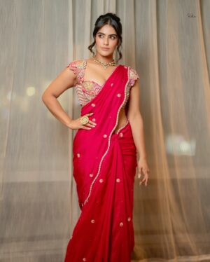Kavya Thapar Instagram - 🌹

HMU : @sakbagasramua 
Wearing : @anupellakuruofficial
Jewellery : @petalsbyswathi
Styled by : @stylebyannapurna 
Shot by : @they_call_me_keshu