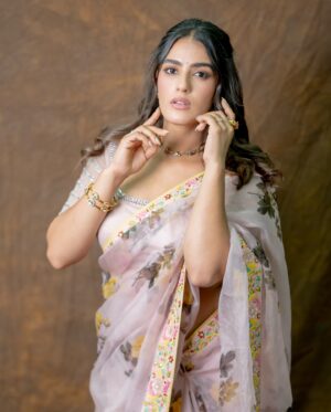Kavya Thapar Instagram - 🪷 
HMU : @sakbagasramua 
Wearing : @sirishareddyofficial
Jewellery : @fashioncurvee
Styleby : @stylebyannapurna @i.deekshasetti 
Shot by : @they_call_me_keshu