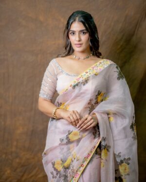 Kavya Thapar Instagram - 🪷 
HMU : @sakbagasramua 
Wearing : @sirishareddyofficial
Jewellery : @fashioncurvee
Styleby : @stylebyannapurna @i.deekshasetti 
Shot by : @they_call_me_keshu