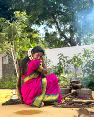 Keerthi Pandian Instagram - Lalalaalalaa…lalalaalalaa…
🌸

Any guesses who’s behind the camera? 😏

#pongal #erode