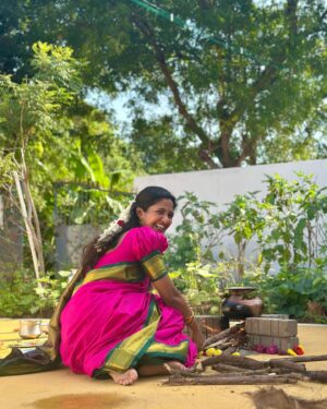 Keerthi Pandian Instagram - Lalalaalalaa…lalalaalalaa…
🌸

Any guesses who’s behind the camera? 😏

#pongal #erode