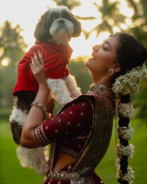 Keerthy Suresh Instagram - The Poem that I adorned…

இதயம் ரெண்டும் இசையெனவே
இன்றே இன்றே இணைகிறதே 

நட்பே காதல் துணையெனவே 
காலம் எல்லாம் வருகிறதே

#TieingAKnotInMadisar ♥️

#ForTheLoveOfNyke
