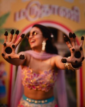Keerthy Suresh Instagram - This one was for the #தமிழ்ப்பொண்ணு in me OR The #மணப்பெண் 🤭🩷

Tamizh Marudani meets Bollywood Kitsch!

#ForTheLoveOfNyke