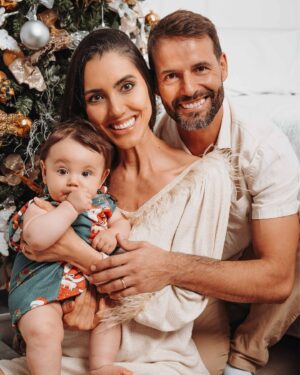 Kelly Baron Instagram - O melhor presente de Natal é ver o seu sorriso, meu filho abençoado ♥️ 
Desejamos um feliz natal da nossa família para a tua e que neste Natal você seja rodeado pelo amor de sua família e amigos🎄
