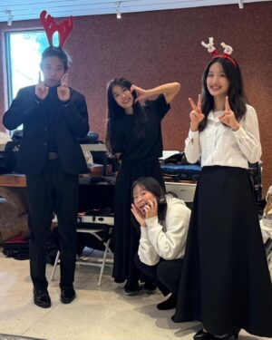 Kelly Huang Instagram - 這學期的最後一天🔚
🔜屏東演藝廳沙龍音樂會🎵
謝謝主任 謝謝我的主修老師
謝謝學長學姐 還有我的同學們

放寒假了🔛 🎵
耶！不用設鬧鐘⏰
先好好睡睡睡🛌