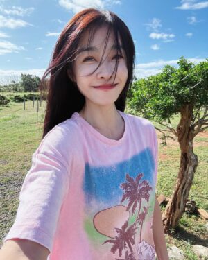Kelly Huang Instagram - 有看到我嘴唇下方的傷疤嗎？
「不要因為受了傷就停止微笑」

這個疤痕每天都在修復
每次在微笑、唱歌的時候都會拉扯

這些拉扯都在提醒我 
加油！越來越好了！

半年了 一眨眼 好像只有半天那樣
趕快把握時間做自己想做的事吧！
