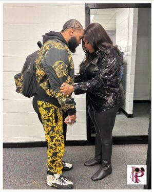 Kelly Price Instagram - This is what happens Before EVERY concert/performance. He @_king_uf_kings_ prays for me and God shows up in me!
#livingmypurpose 2/14/2025 ❤️🙏🏽❤️

📸: @kelly_price_fans
