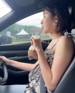 Kendra Sow Instagram - 當了整天司機的年初一😌 祝大家新的一年人生的方向盤都由自己掌控..？哈哈