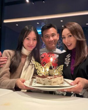 Kenix Kwok Ho-Ying Instagram - 🎉🎉🎉Happy birthday our sweetheart💕 ! 今年特意和Tania聯手炮製心心Tiramisu給你😍, 祝你健康開心、事事順利！也謝謝Kew Cake的梳乎厘芝士蛋糕🍰真心美味！贊！👍🏻
#happyfamily
#madewithlove
#ourbeloved
@kewpluscake
