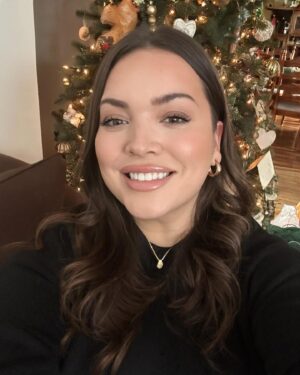 Khate Lessard Instagram - JOYEUX NOËL🎄 
Maman nous à donné en cadeaux un pendentif avec les cendres de papa❤️C’était tellement un beau Noël!!On en à profité pour remplir la maison avec la famille et plein d’amour!!