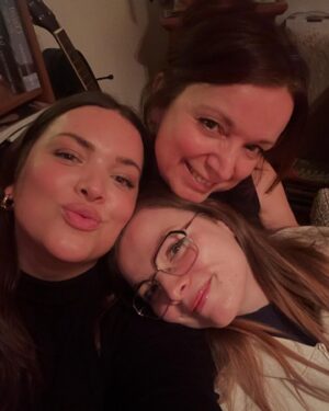 Khate Lessard Instagram - JOYEUX NOËL🎄 
Maman nous à donné en cadeaux un pendentif avec les cendres de papa❤️C’était tellement un beau Noël!!On en à profité pour remplir la maison avec la famille et plein d’amour!!