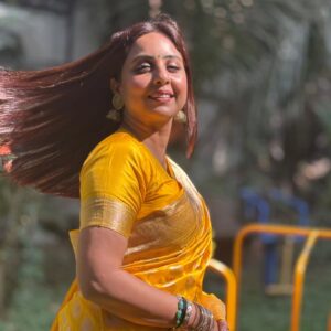 Khushboo Kamal Instagram - Feeling Silky silky in my silk sari💛