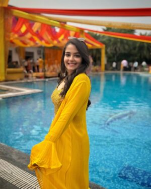 Khushi Mishra Instagram - No, I’m not married! @flyado has just clicked some postable pictures🤭😌