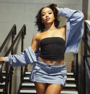 Kiera Hogan Instagram - It’s Wednesday you know what that means, @aew DYNAMITE 🧨  Tonight at 8/7c !! 
👗: @younglaforher 
📸: @bozdtwd